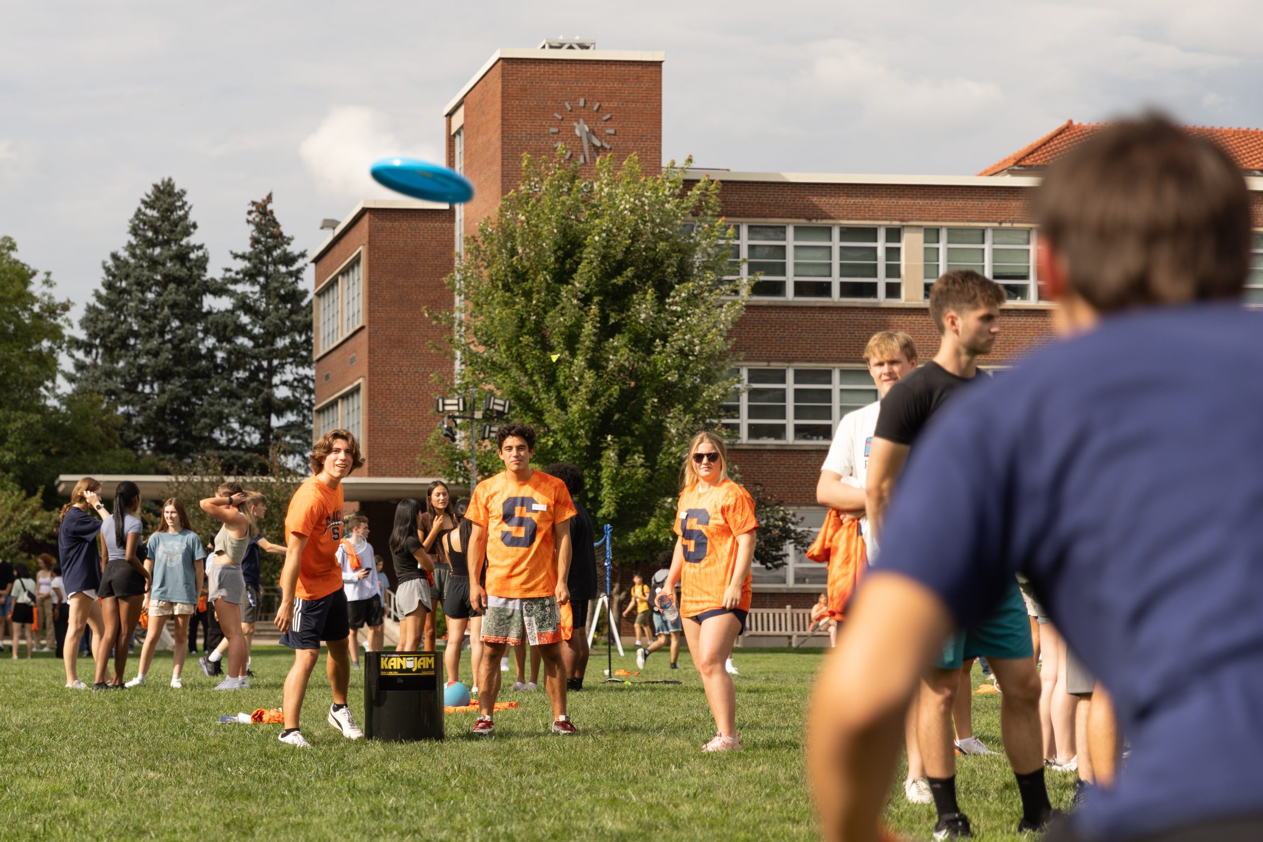 two living learning community peer mentors play Kan Jam with first year students. Syracuse Welcome, Living Learning Communities, Orientation Picnic