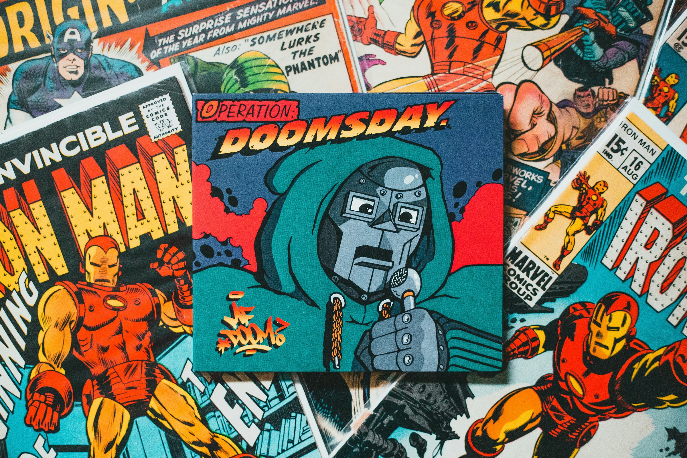 Pile of illustrated Marvel comic books.